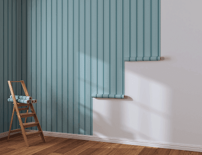 Leerer Raum mit Holzfußboden, in dem eine gestreifte Tapete an eine weiße Wand angebracht wird