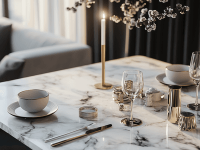 Marmortisch mit stilvollen Accessoires